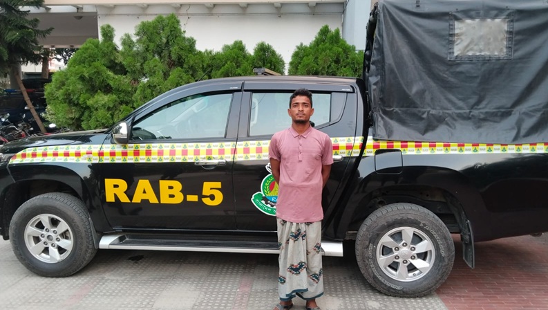 চাঁপাইনবাবগঞ্জে হত্যা এবং হত্যাচেষ্টা মামলার এজাহারনামীয় পলাতক ৩ আসামী র‌্যাবের হাতে গ্রেপ্তার